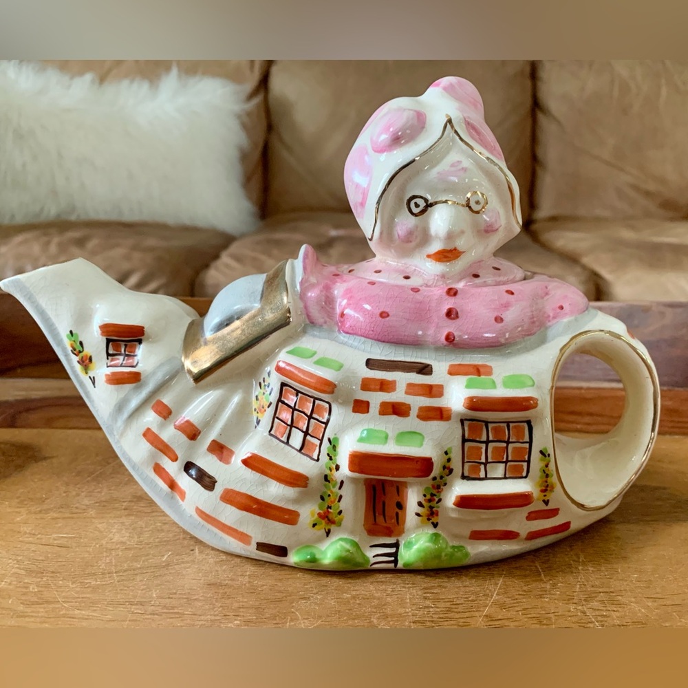 Vintage 1930’s Old Woman Who Lived In A Shoe Teapot